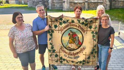 Fahnen mit historischem Wert in Niedersachswerfen übergeben