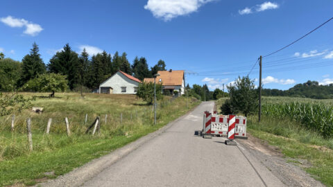 Fahrbahnschaden muss repariert werden