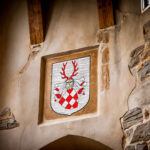 Das Wappen der Hohnsteiner Grafen an der Wand einer alten Burg. Symbolbild. KI.