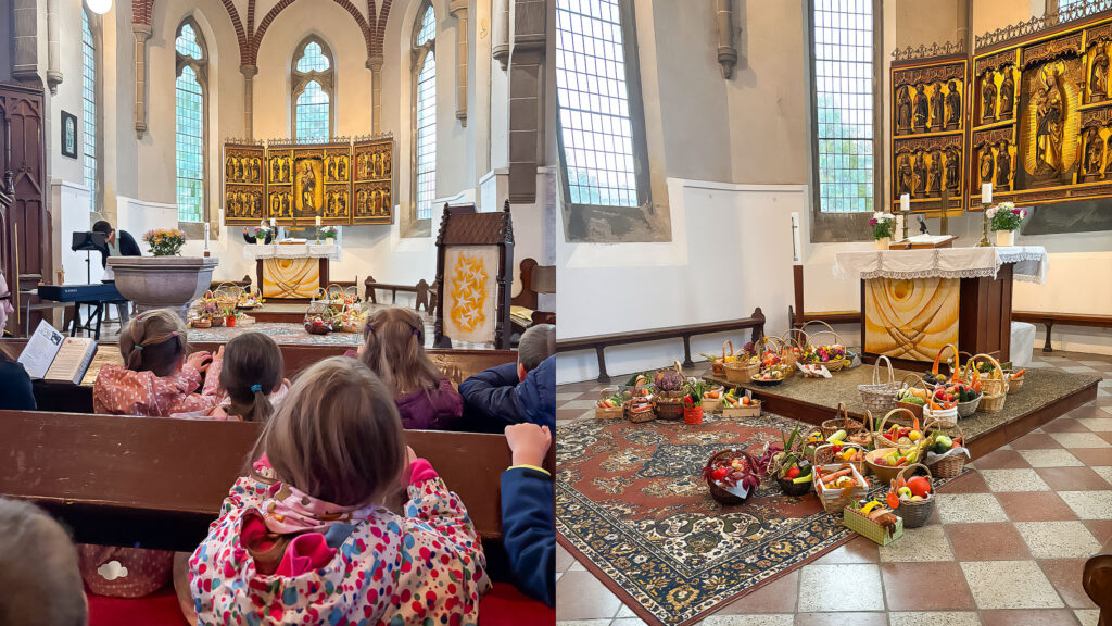 Ein zweiteiliges Bild: links Ein Blick auf den Altar einer Kirche, man sieht einige Kindergartenkinder von hinten, in den Bänken sitzend. Rechts ein direkter Blick auf die Ernteedankfestgaben, direkt vor dem Altar.