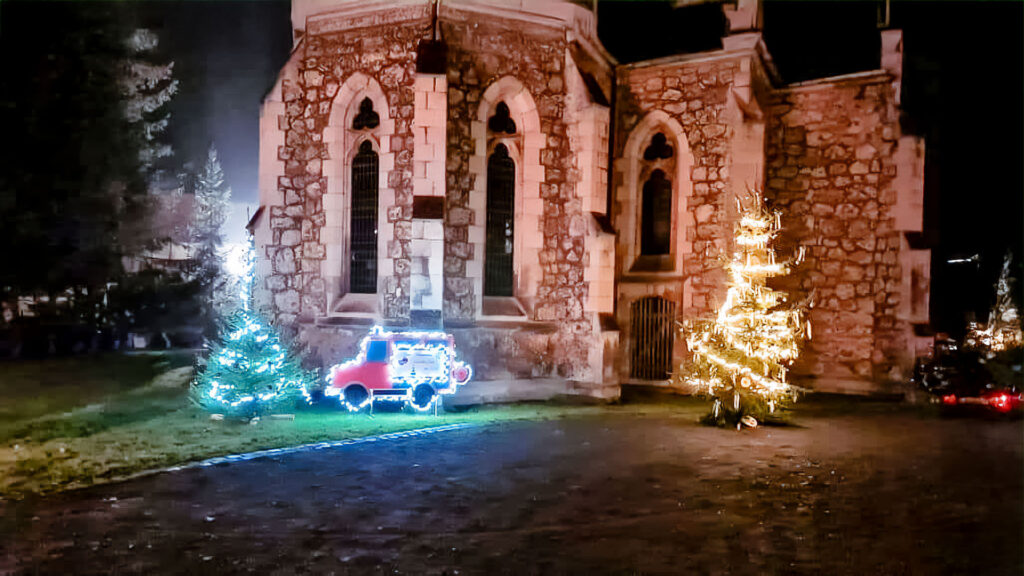 Weihnachtswald auf dem Kirchplatz: Vereine schmücken