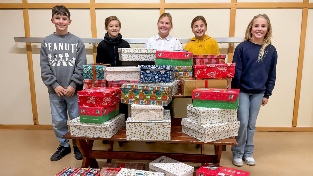 Grundschule packt für Weihnachten im Schuhkarton