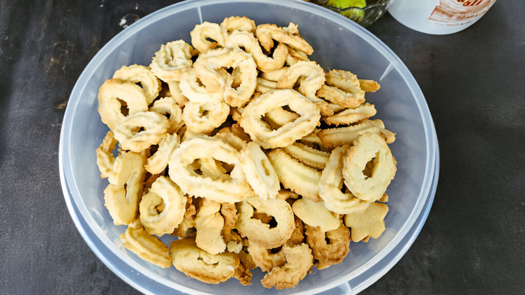 Eine Kunststoffschüssel mit frisch gebackenen Plätzchen.