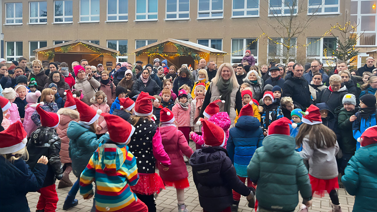 Weihnachtsmarkt in Grundschule mit vielen Gästen