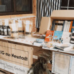 Ein liebevoll geschmückter Stand bei der Veranstaltung "Advent in den Höfen" in Neustadt.