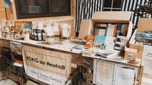 Ein liebevoll geschmückter Stand bei der Veranstaltung "Advent in den Höfen" in Neustadt.