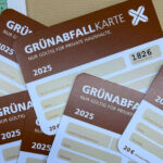 Eine kleine Zahl von Grünabfallkarten für 2025 auf einem Tisch.