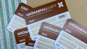 Eine kleine Zahl von Grünabfallkarten für 2025 auf einem Tisch.