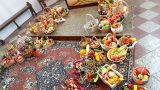 Bunte Gaben zum Erntedankfest, auf dem Fußboden in einer Kirche direkt vor dem Altar