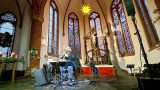 Der Musiker Ronald Gäßlein in der weihnachtlich geschmückten Kirche in Ilfeld