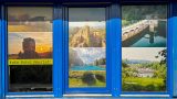 Drei Fenster mit blauen Rahmen, ausgefüllt mit Bildern aus Neustadt im Harz sowie einem Monitor.